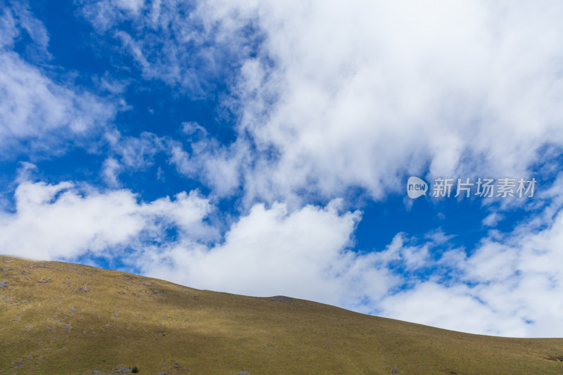 高原山脉草原蓝天白云