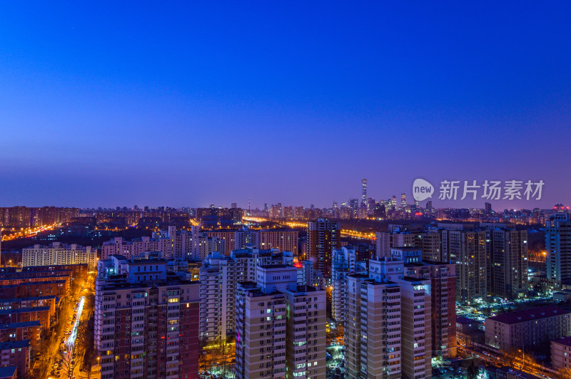 中国北京朝阳区城市天际线黎明夜景