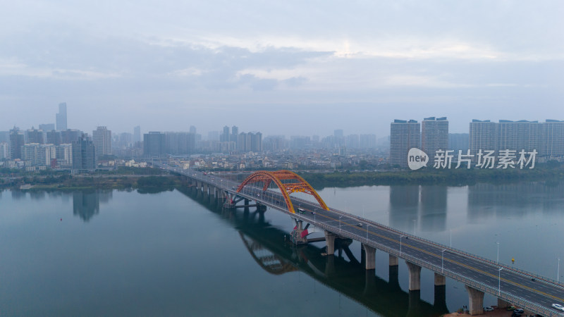 春季清晨时分雾天的惠州隆生大桥航拍景观