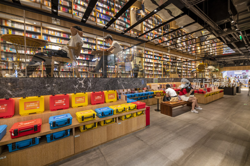 深圳宝安壹方城觅书店内人们阅读休闲场景