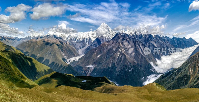 西藏贡嘎雪山全景