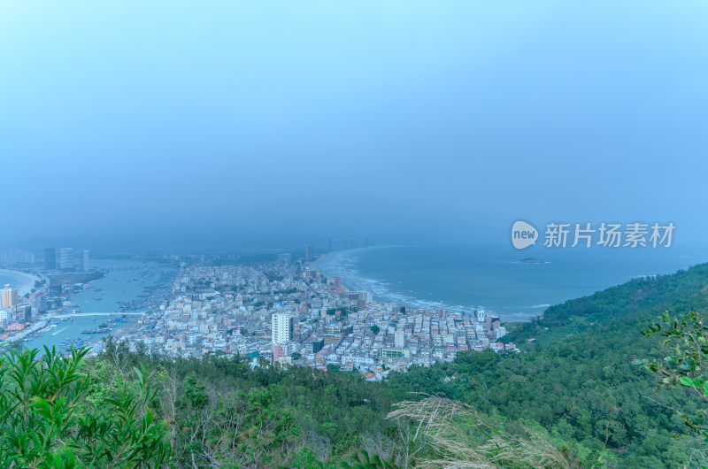 惠州山顶观景台俯瞰双月湾滨海城镇全景风光