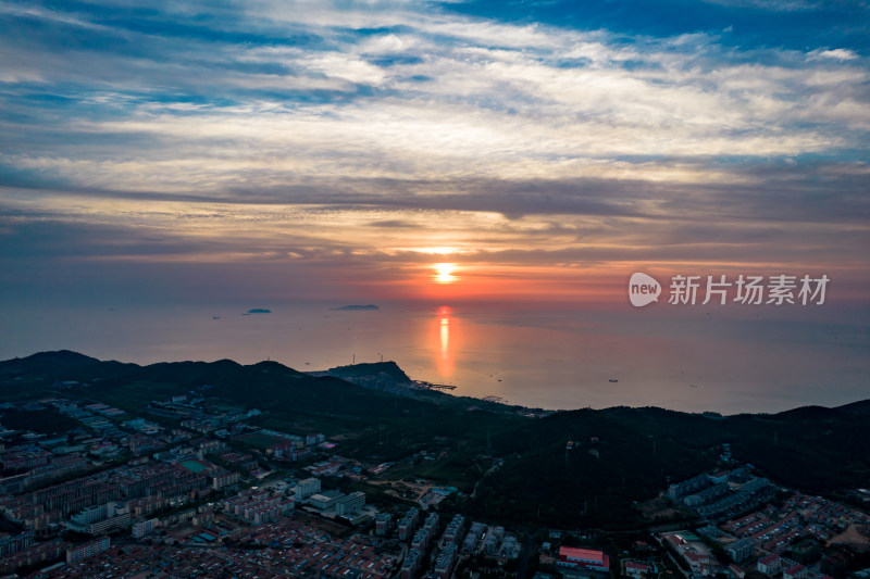 海上日出彩霞航拍摄影图山东长岛