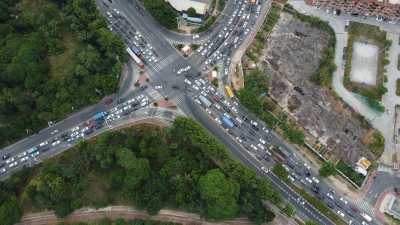 广东东莞：早高峰道路上车流量大