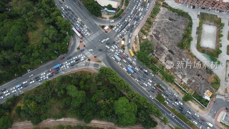 广东东莞：早高峰道路上车流量大