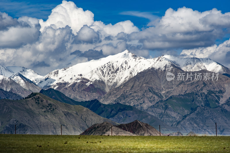 雪山与草原自然景观