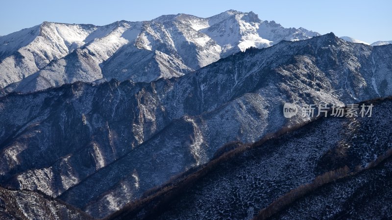 雪山远景 展现大自然的壮丽与巍峨