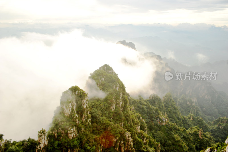 夏日云雾缭绕狼牙山雄奇景象河北保定旅游