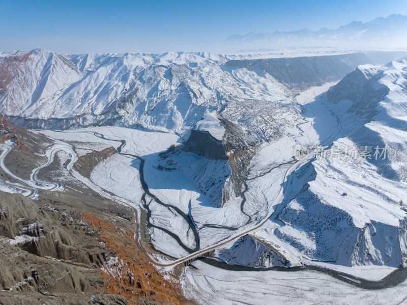 航拍新疆冬季安集海大峡谷雪景雪山山脉河流