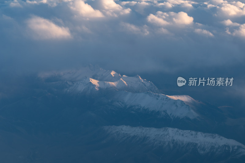 飞机上拍摄青藏高原雪山