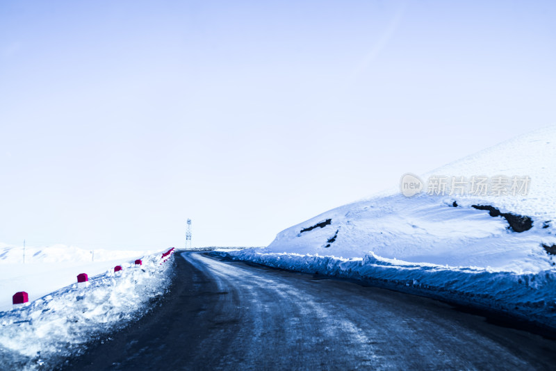 新疆雪地道路