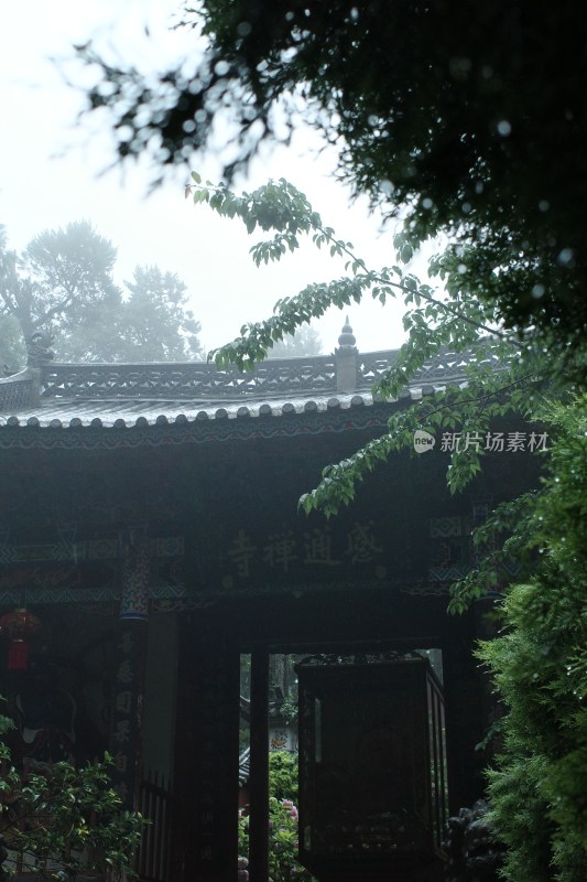 雨天古寺景致尽显历史古风韵味