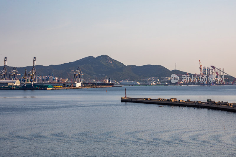 山东烟台山景区海滨风光码头建筑