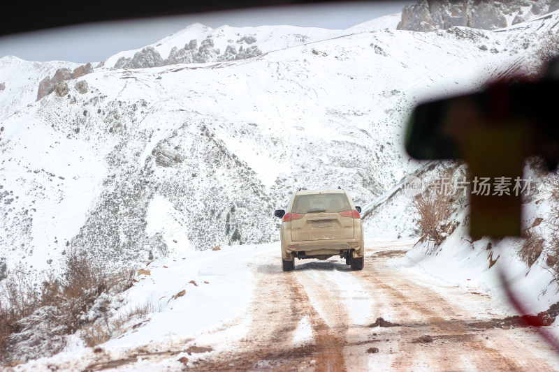 川藏线上雪地山路的各种车祸错车行驶