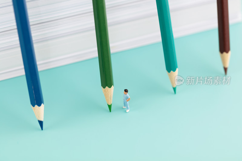 微缩创意小学的教育彩色铅笔