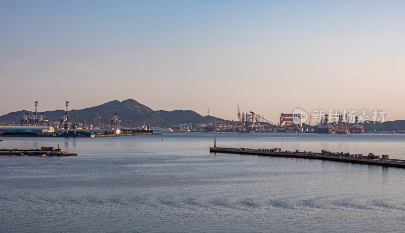 山东烟台山景区海滨风光码头建筑