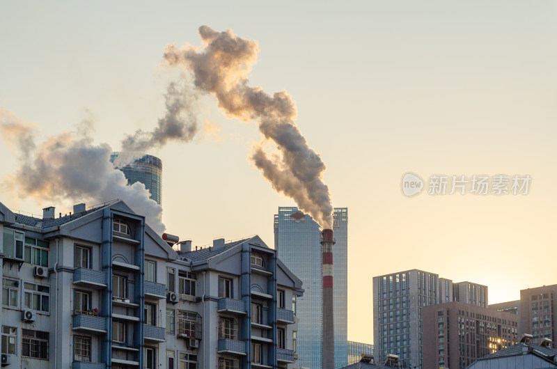 夕阳下，烟囱中冒出滚滚浓烟