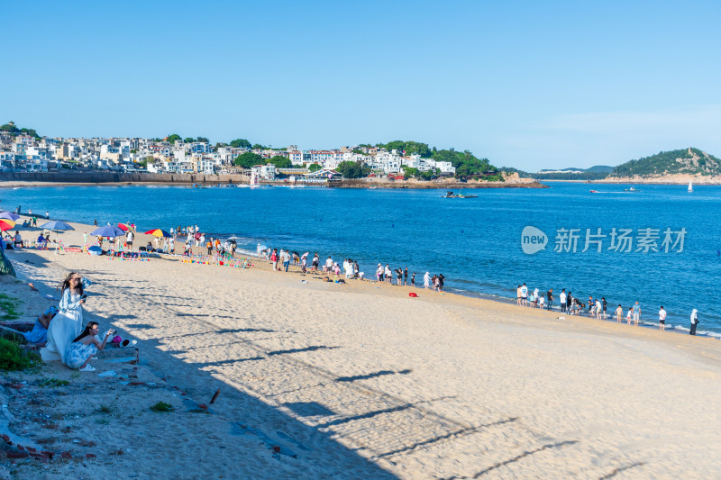 东山岛热闹的海滨沙滩场景