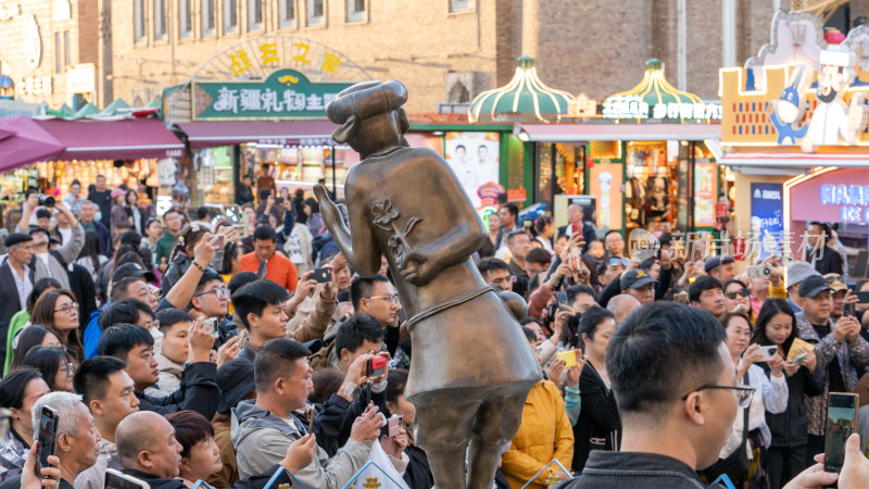 中秋节假期在中国新疆国际大巴扎游玩的游客