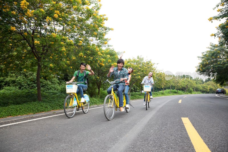 年轻大学生在校园里骑车