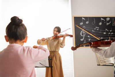 青年女人教儿童上音乐课