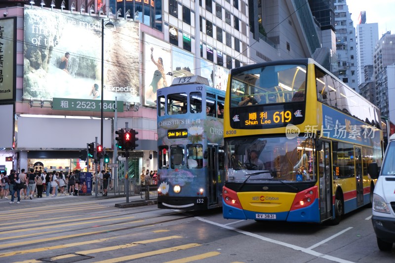 香港街头双层巴士与有轨电车