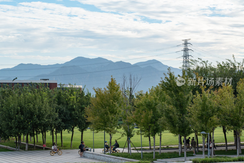 蓝田与远山映衬下的大学校园景色