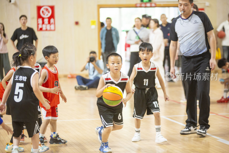 幼儿体育大会中的篮球对战