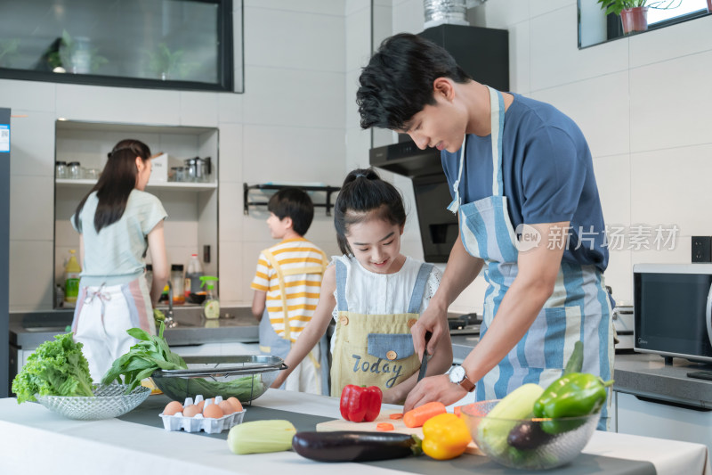 年轻父母教孩子学做饭