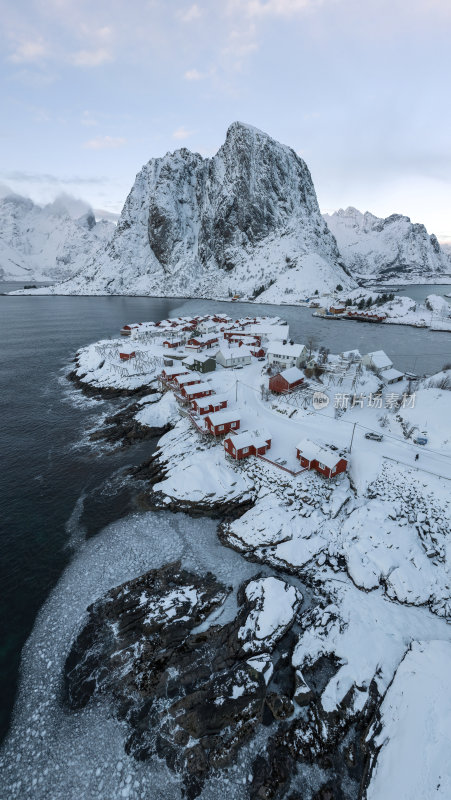 挪威罗弗敦群岛北极圈雷纳冬季雪景高空航拍