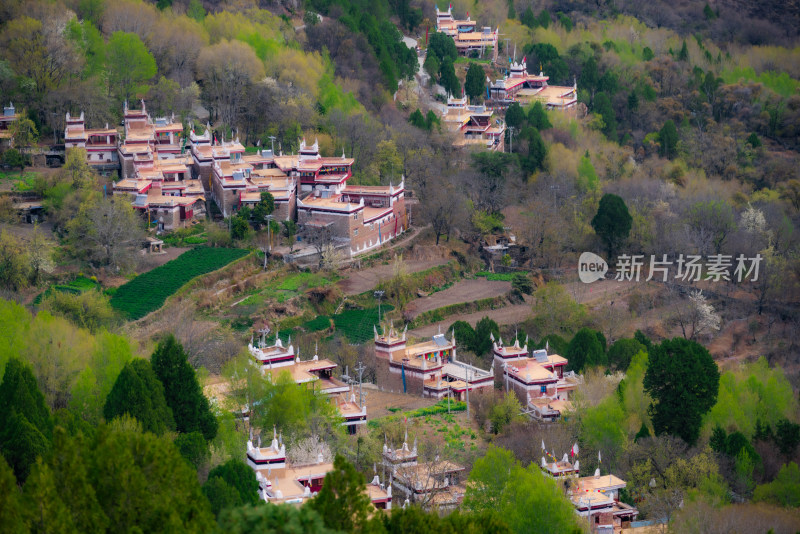 山间错落有致的特色建筑风景