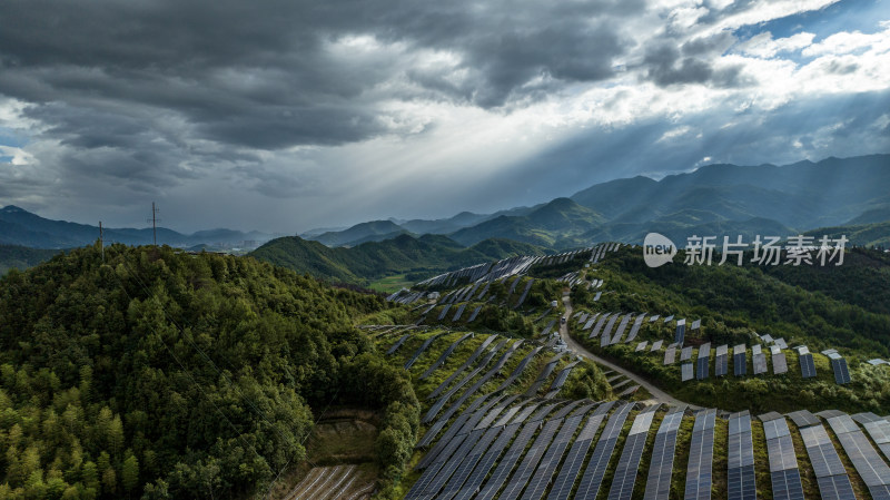 航拍大型的光伏发电基地，高兴科技能源产业