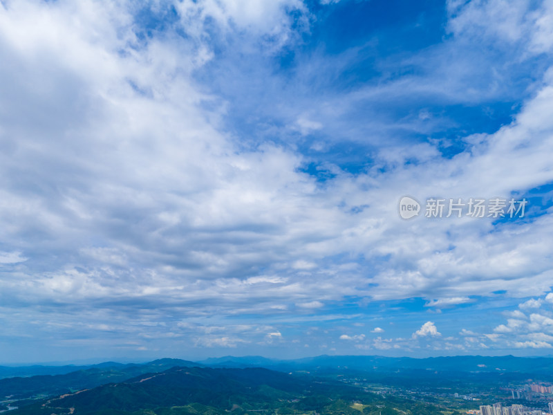 夏日蓝天白云航拍图