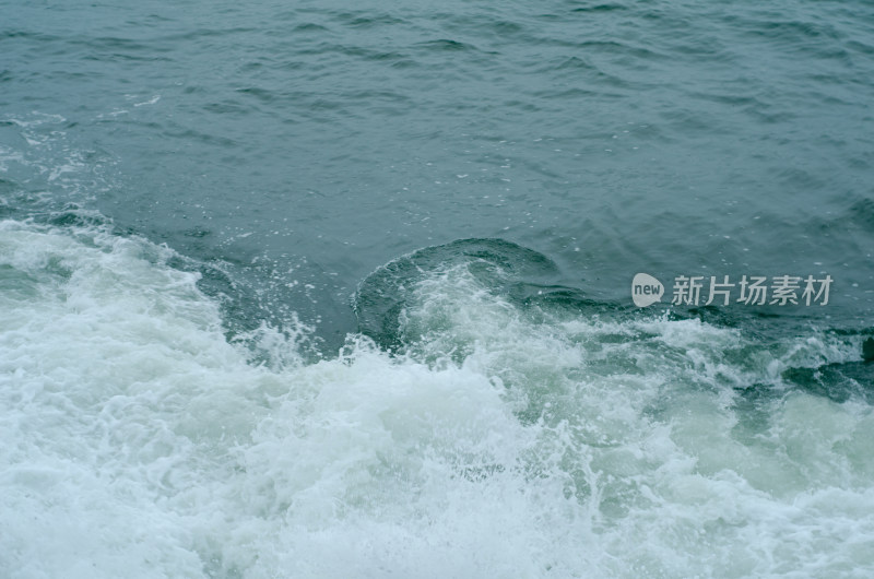 海面上翻滚的海浪瞬间特写