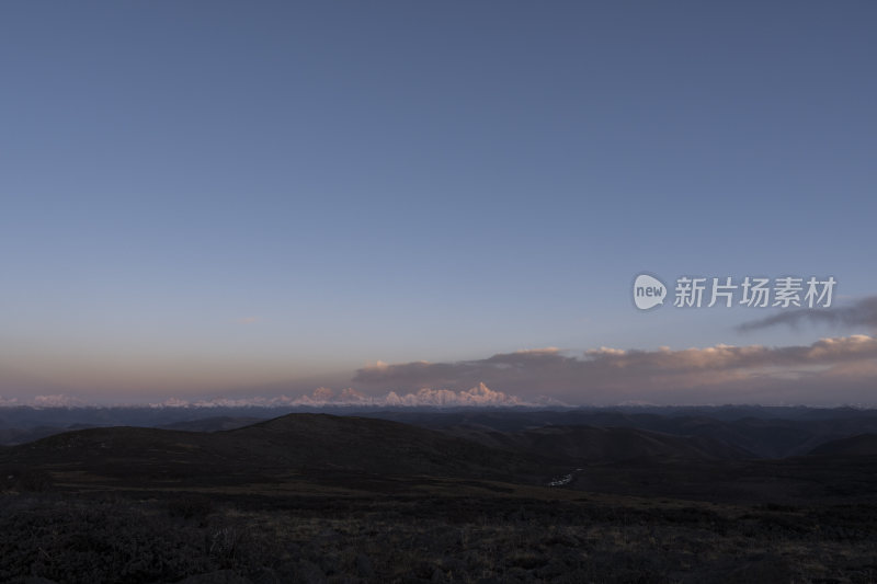 壮丽贡嘎雪山远景下的连绵起伏山脉