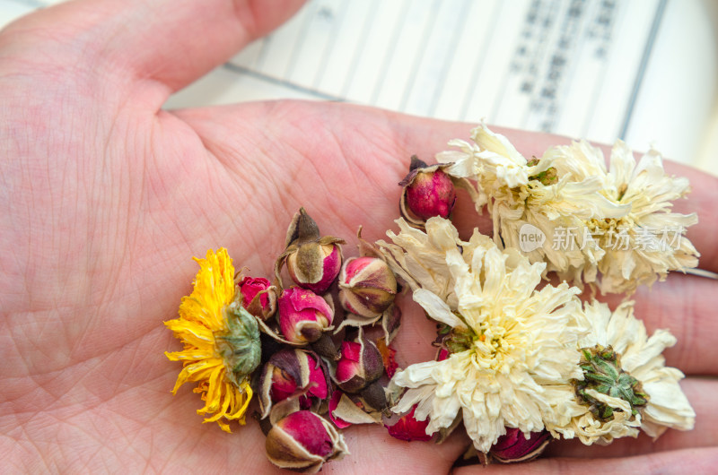 手中的菊花茶和玫瑰花茶