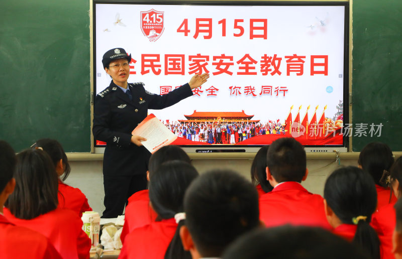 警察向学生科普国家安全教育知识