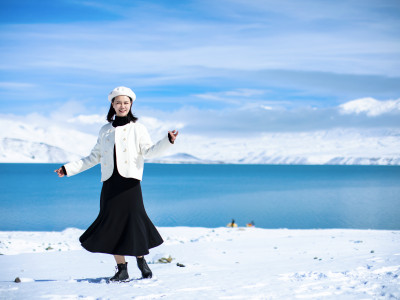 雪山湖泊蓝天白云美女自信快乐幸福