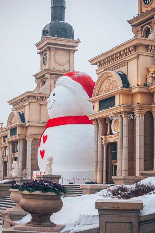 哈尔滨群力音乐公园音乐长廊的大雪人