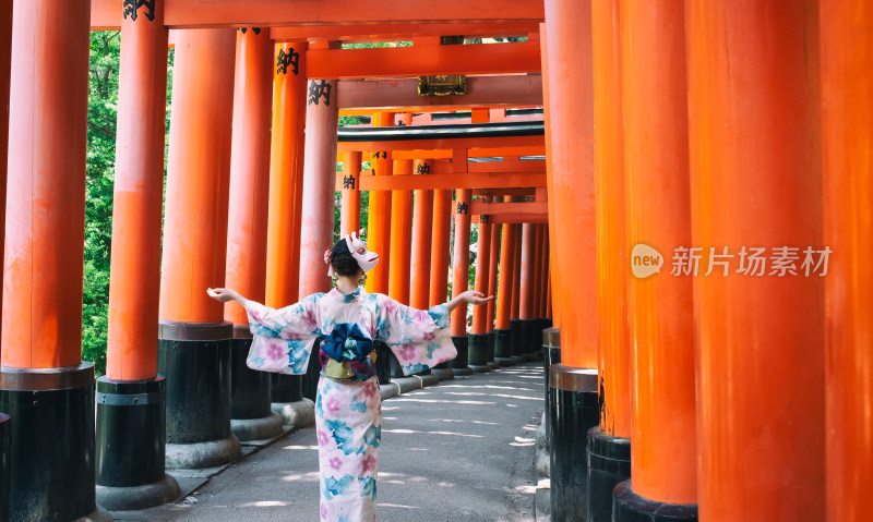 京都伏见稻荷大社千本鸟内居穿着和服的女性