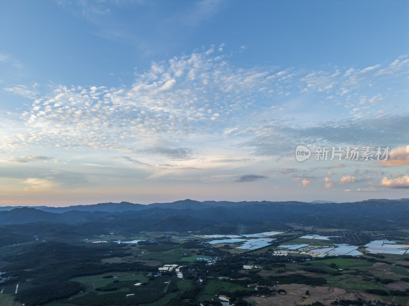 航拍夕阳余晖下的乡村田野