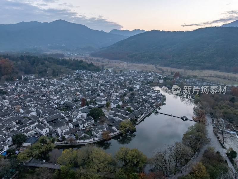 安徽黄山水墨江南宏村徽派建筑群秋色航拍