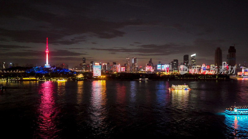 湖北武汉龟山公园电视塔晴川阁夜景航拍图