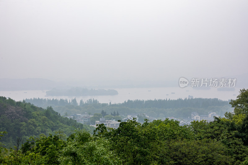 杭州吴山天风城隍阁雾色景观