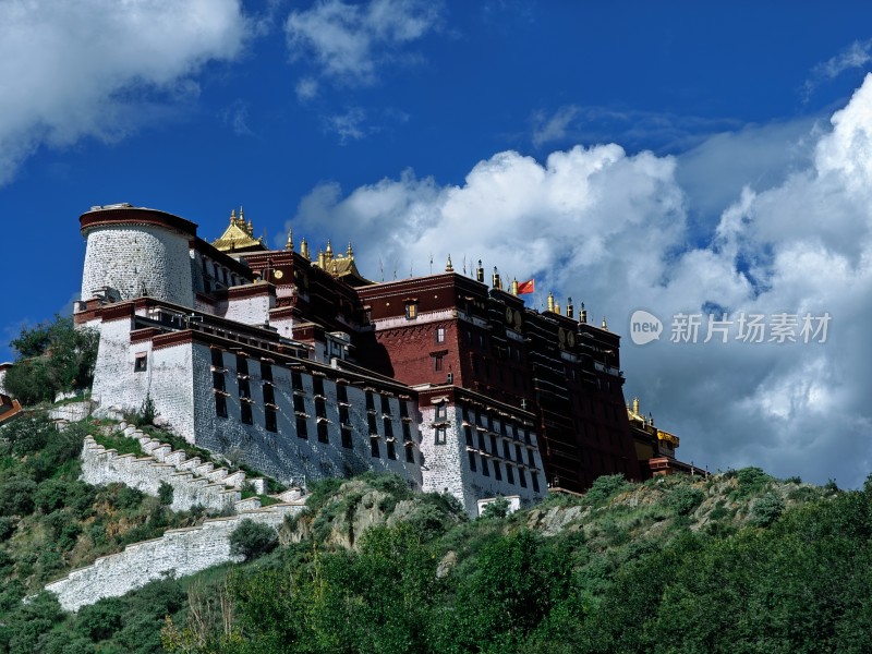 拉萨布达拉宫蓝天白云风景