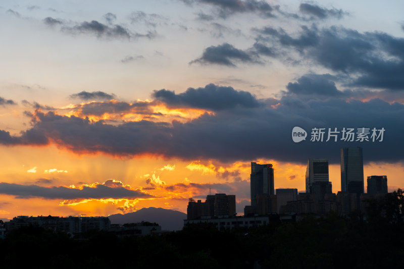 城市天际线下的绚丽日落美景