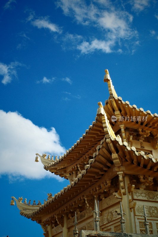 云南大理鸡足山景区塔楼与中式屋檐景观