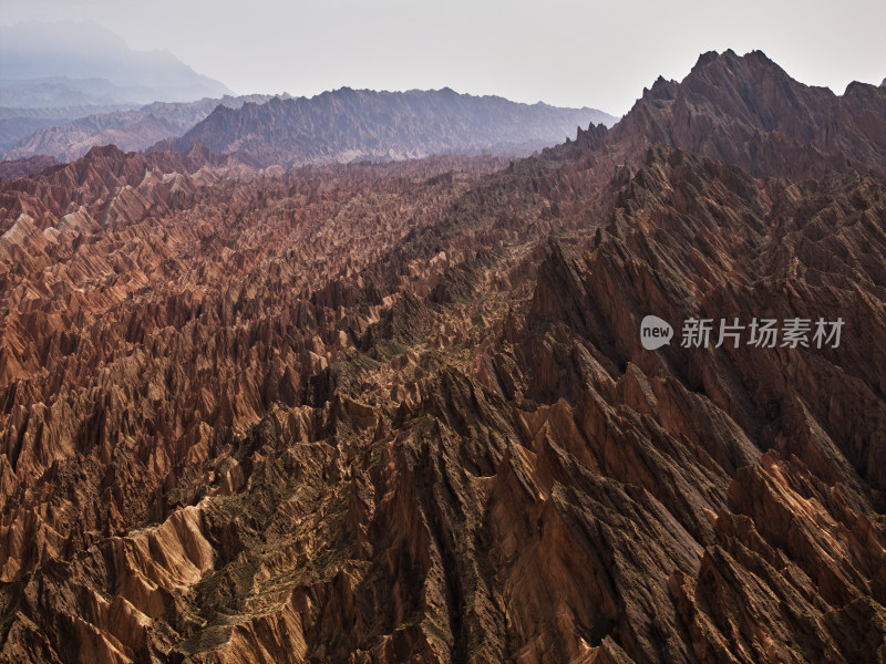 层层叠叠的红色岩层