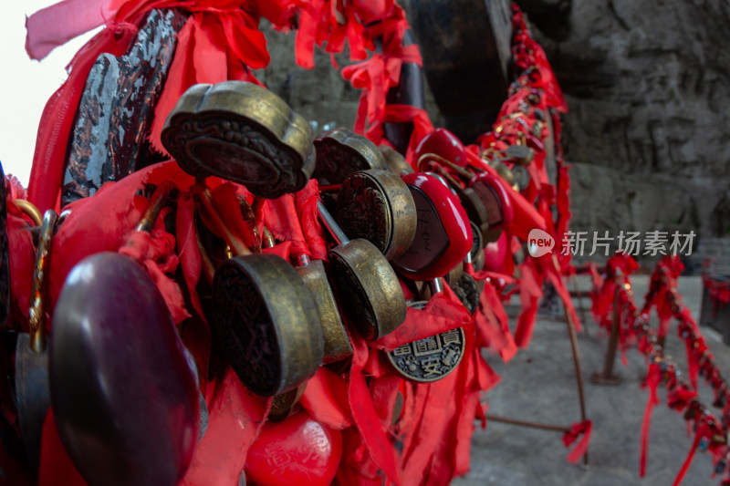 张家界天门洞上的红色连心锁