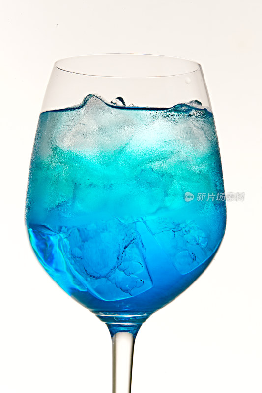 酒杯中的清凉蓝橙汁百加得调制的鸡尾酒